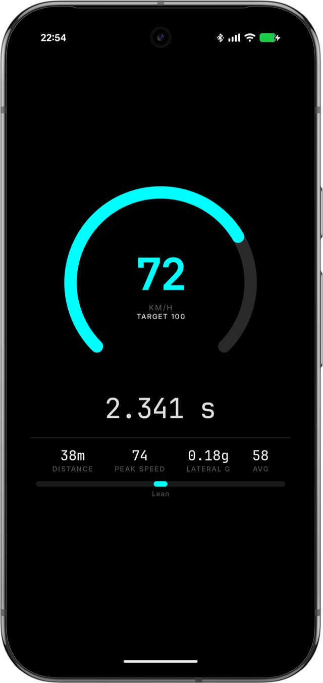 La app cronometrando una carrera: velocímetro en vivo marcando 72 km/h con objetivo de 100 km/h, y debajo el tiempo, la distancia, la velocidad máxima y la fuerza G lateral.